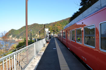 豊岡駅から普通列車で約1時間。鳥取駅から普通列車で約1時間10分。本数は1?2時間に1本。「無人駅」