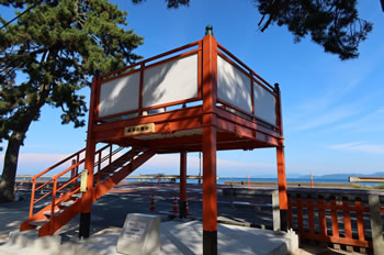 白鬚神社の社務所前に、写真撮影用の展望台「藍湖（おうみ）白鬚台」が新たに設置されました。