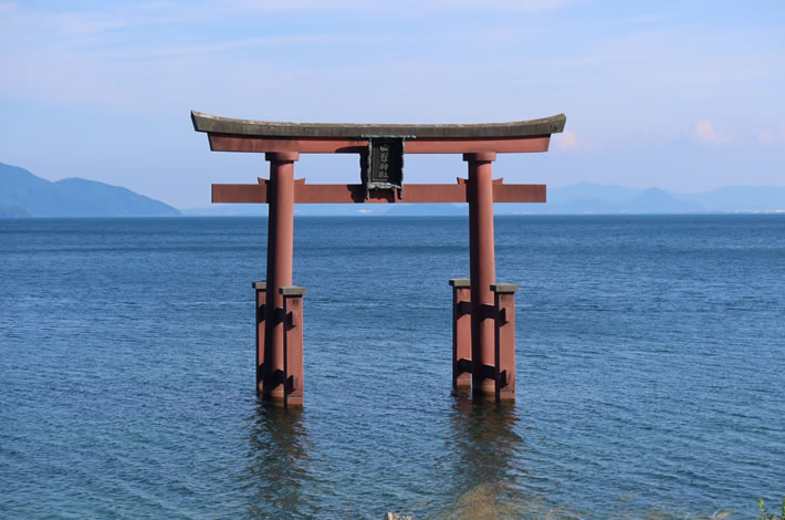 琵琶湖の中に浮かぶように建つ朱塗りの鳥居。