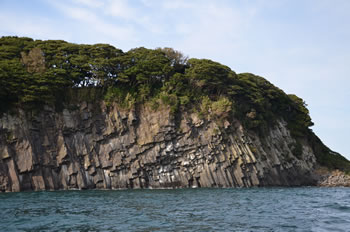 雄島の目の前に広がる世界有数の柱状節理の断崖は圧巻。