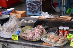 鮮魚をたっぷり載せた海鮮丼や刺身、浜焼きなどを提供。