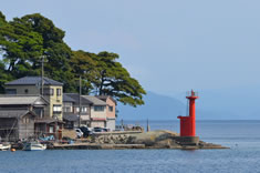 伊根湾の入口となる海岸線に立っている赤い灯台。