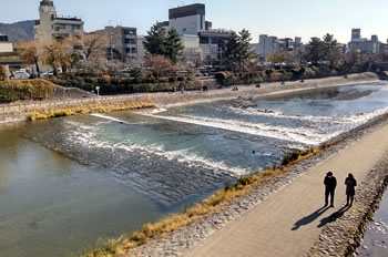 鴨川は、桟敷ケ岳付近を源とし桂川の合流点に至るまで京都市内の南北を流れる約23kmの河川です。