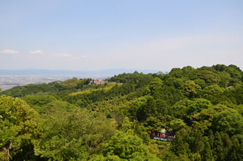 本堂から東を眺めると斑鳩方面や奈良方面を見渡すことができます。