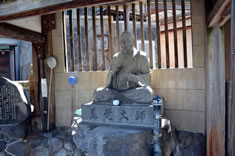 「荒湯」は嘉祥元（848）年に慈覚大師によって発見された湯村温泉。荒湯を見守っている慈覚大師像。