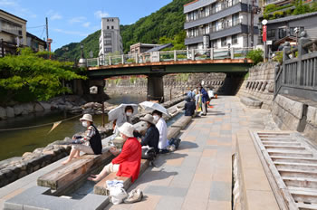 ゆったり「足湯」でのんびりと豊富な湯量を誇る「湯村温泉」その中心を流れる春来川沿いに設けられた「足湯」は、天然かけ流しです。
