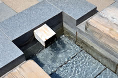 豊富な湯量を誇る「湯村温泉」その中心を流れる春来川沿いに設けられた「足湯」は、天然かけ流しです。
