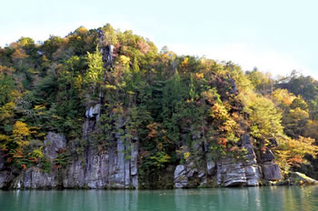 遊覧船からは壮大な渓谷美と木曽川両岸の紅葉をゆっくり楽しむことができます。