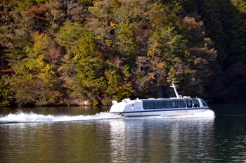 ダム湖と奇岩などの自然景観が美しい。遊覧船でのクルーズ観光。