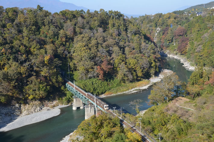 天竜峡大橋「そらさんぽ天竜峡」からJR飯田線を望む