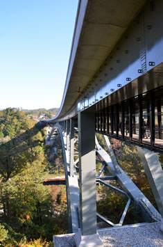 橋長280m、高さ80mの鋼製の上路式アーチ橋です。