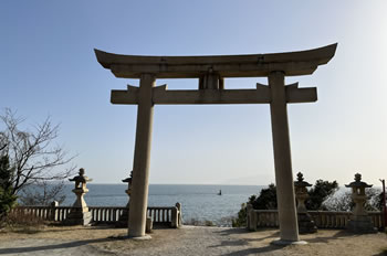鳥居越しに一望する海の景色はまさに絶景。 鳥居越しに一望する海の景色はまさに絶景。