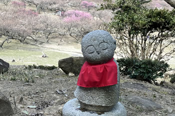 綾部山梅林の地蔵様。 綾部山梅林の地蔵様。