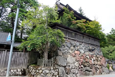 金剛峯寺のすぐ西に位置する鐘楼「六時の鐘」 金剛峯寺のすぐ西に位置する鐘楼「六時の鐘」