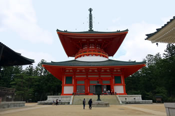 根本大塔は、真言密教世界を具現する高野山の象徴となる大塔。 根本大塔は、真言密教世界を具現する高野山の象徴となる大塔。