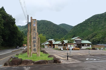 大門坂無料駐車場100台。 大門坂無料駐車場100台。