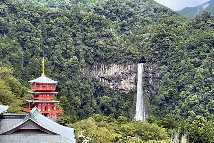 那智山「青岸渡寺」三重塔と那智の滝 那智山「青岸渡寺」三重塔と那智の滝