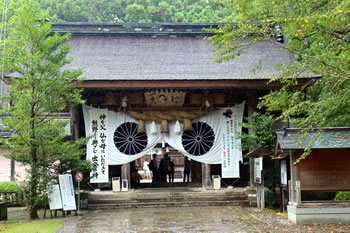 正面には太い注連縄が渡された「神門」 正面には太い注連縄が渡された「神門」