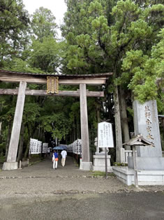 一の鳥居をくぐって杉木立の参道を進む。 一の鳥居をくぐって杉木立の参道を進む。