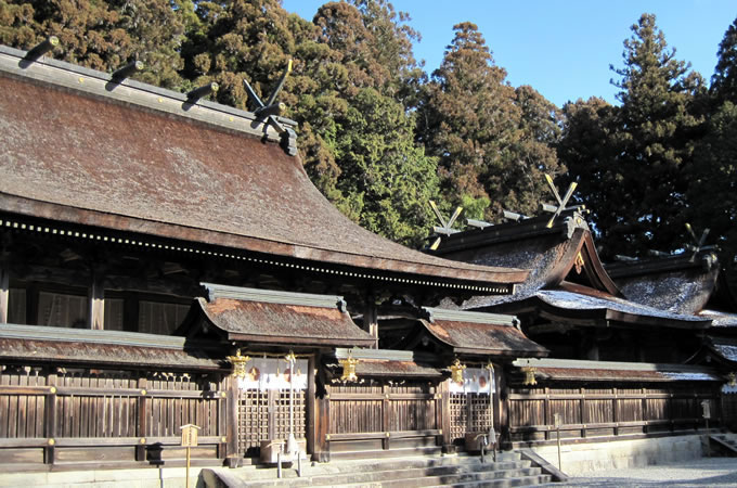 神門の向こうに四社殿が立つ「熊野本宮大社 神門の向こうに四社殿が立つ「熊野本宮大社」