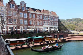 ���h��̃V�b�N�ȃS���h�����^�͂�����悤�ɐi�ށB