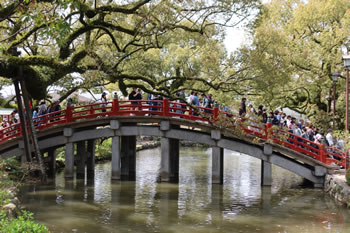 �S���r�ɉ˂���O�̋��͑��ۋ��ƌĂ΂�A���ꂼ��ߋ��E���݁E�����Ƃ��������v�z�Ɋ�Â��O����O��\���܂��B