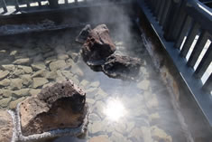 湯村温泉の荒湯は、谷底の河原に湧出していて、 泉温は98度で日本一の高温泉です。 湯村温泉の荒湯は、谷底の河原に湧出していて、 泉温は98度で日本一の高温泉です。
